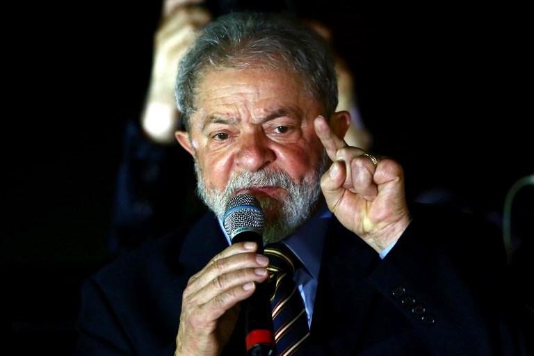 Ex-presidente foi a ato de apoio ap&oacute;s prestar depoimento a Sergio Moro