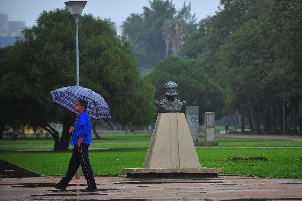 Quinta-feira ser&aacute; de sol e chuva no Estado