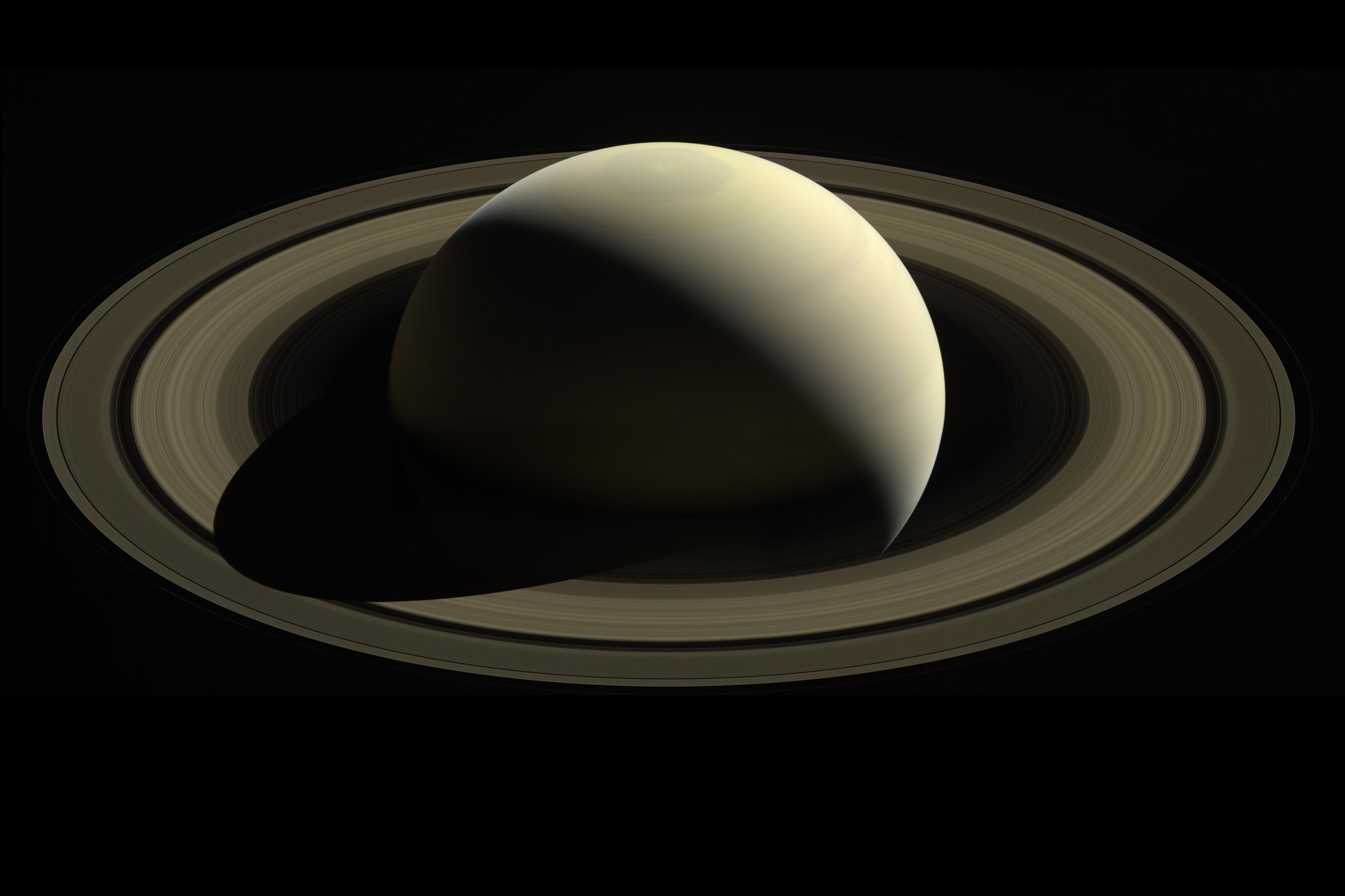 Sonda, que partiu da Terra h&aacute; 20 anos, estuda Saturno