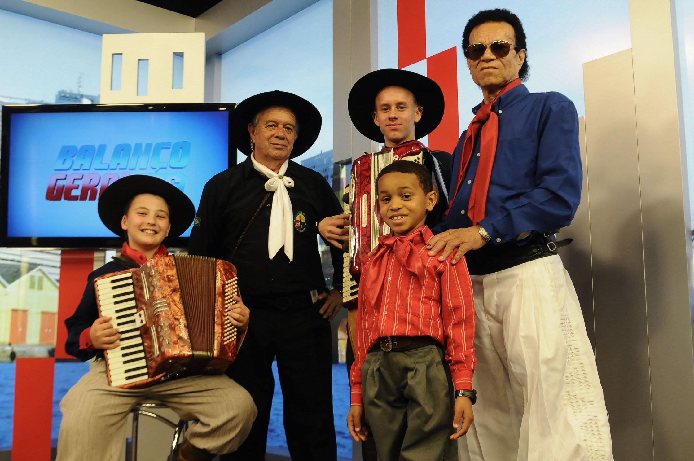 Apresenta&ccedil;&otilde;es contaram com dois gaiteiros, um cantor prod&iacute;gio e um experiente compositor