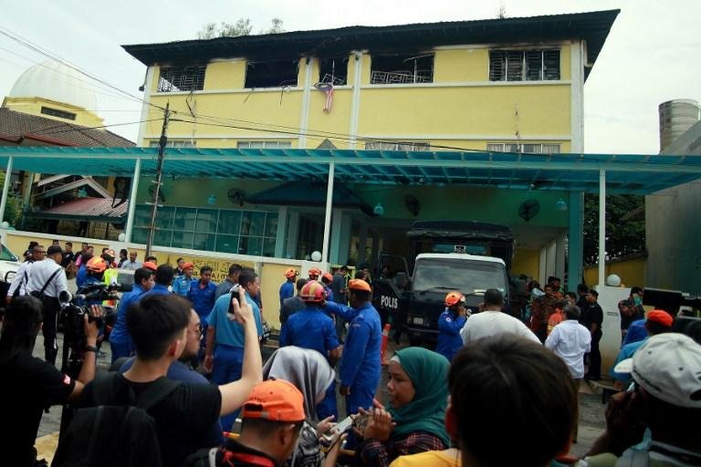 Corpo de bombeiros local confirmou o balan&ccedil;o de 21 estudantes e dois professores entre as v&iacute;timas