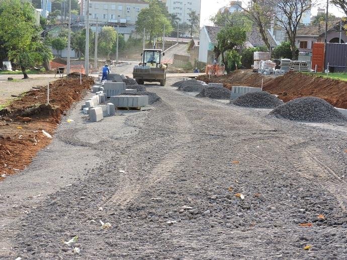 Servi&ccedil;os ainda contemplam a pavimenta&ccedil;&atilde;o da via, canteiro central, sinaliza&ccedil;&atilde;o vertical, horizontal e pavimenta&ccedil;&atilde;o da cal&ccedil;ada