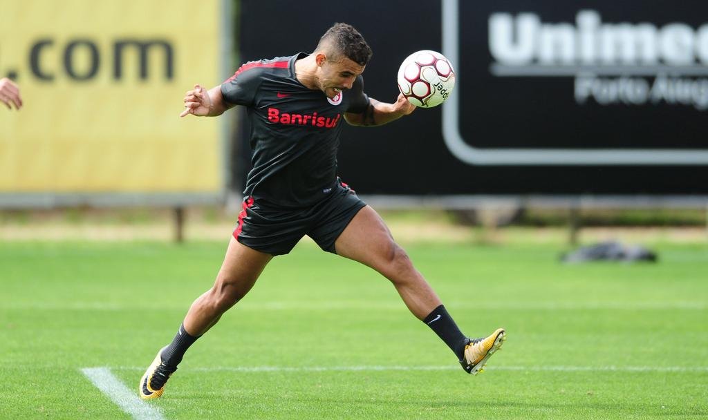 Pottker durante treino para aprimorar o sistema ofensivo