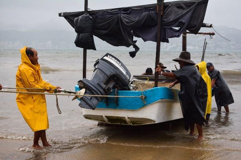 Pescadores e outros navegantes retiravam seus barcos do mar 