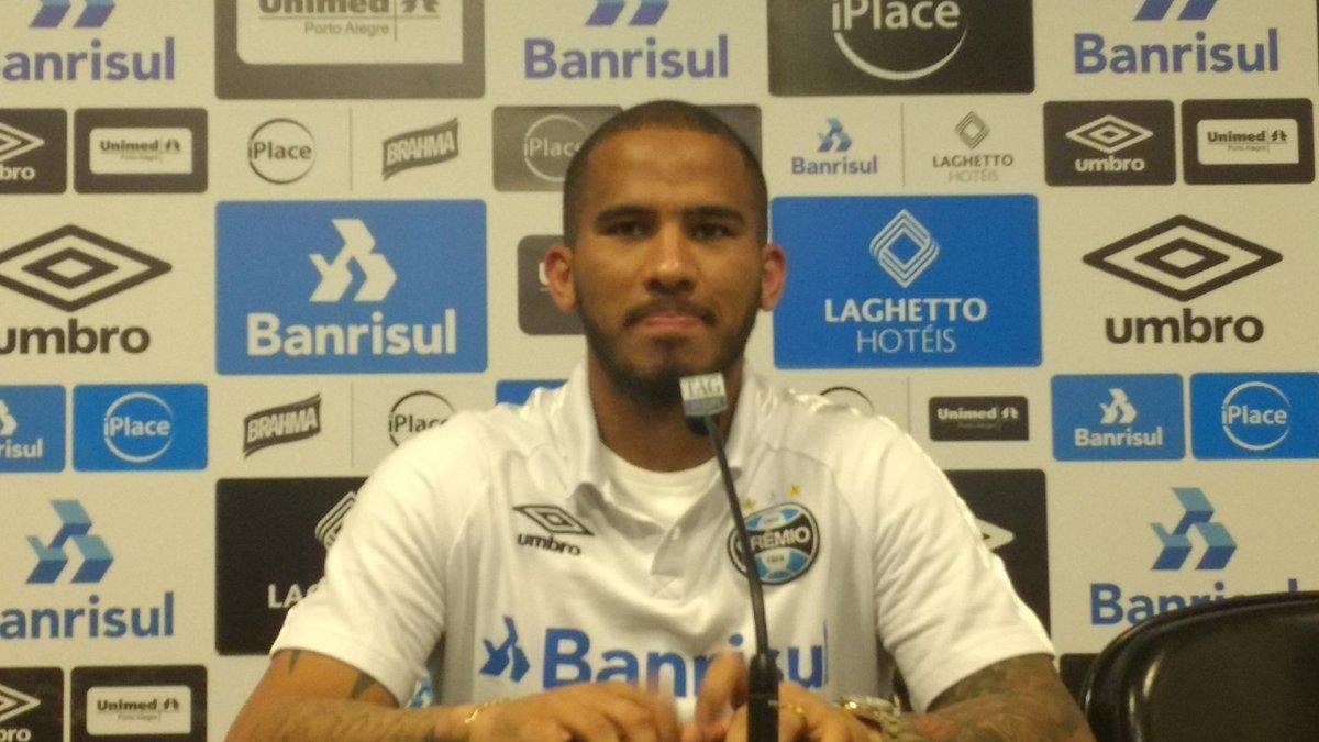 Jael espera ser relacionado para jogo contra a Chape