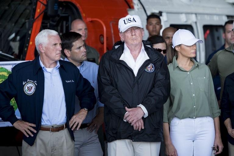 Presidente americano estava acompanhado pela sua esposa Melania e pelo vice-presidente Mike Pence 