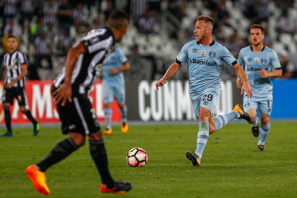Gr&ecirc;mio possui 60% dos direitos econ&ocirc;micos do volante