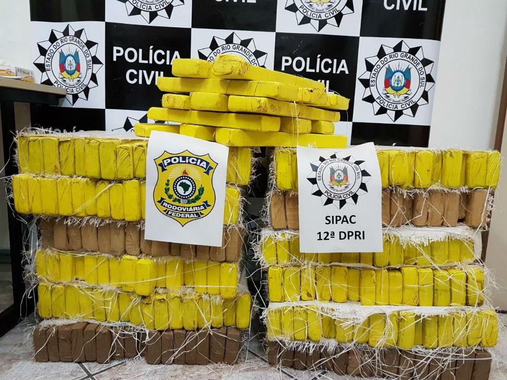 Maconha foi encontrada na parte interna do ve&iacute;culo e no porta-malas