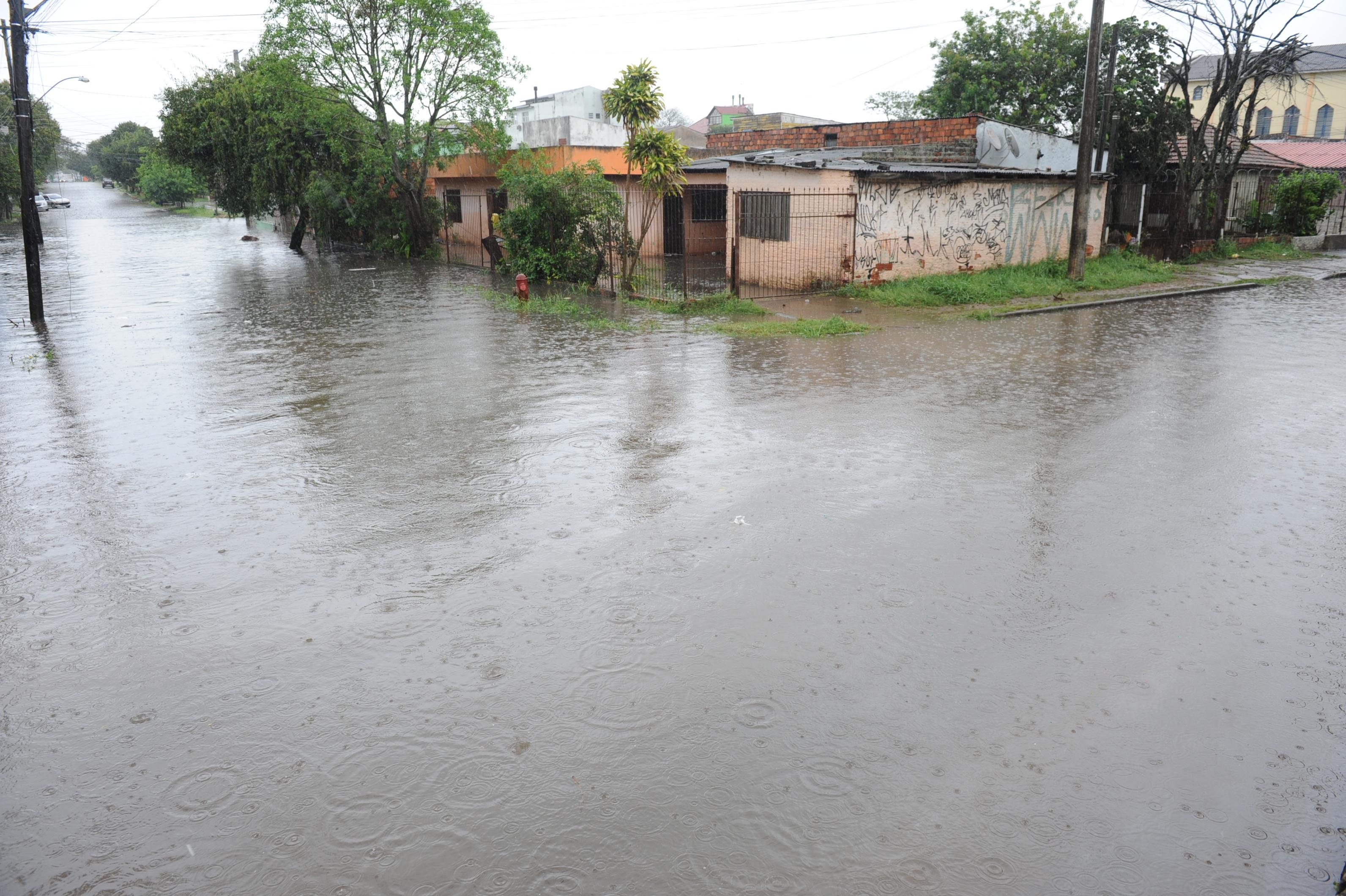 Na zona Norte, Arroio Sarandi transbordou