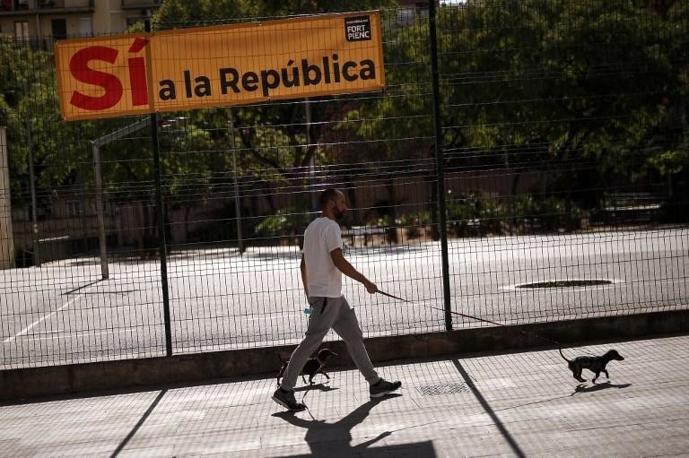 Mais de 700 prefeitos catal&atilde;es pr&oacute;-referendo desafiam Madrid