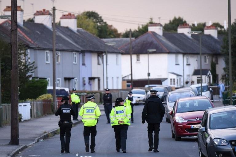 Pol&iacute;cia fez uma batida em uma casa de um bairro residencial de Sunbury-on-Thames