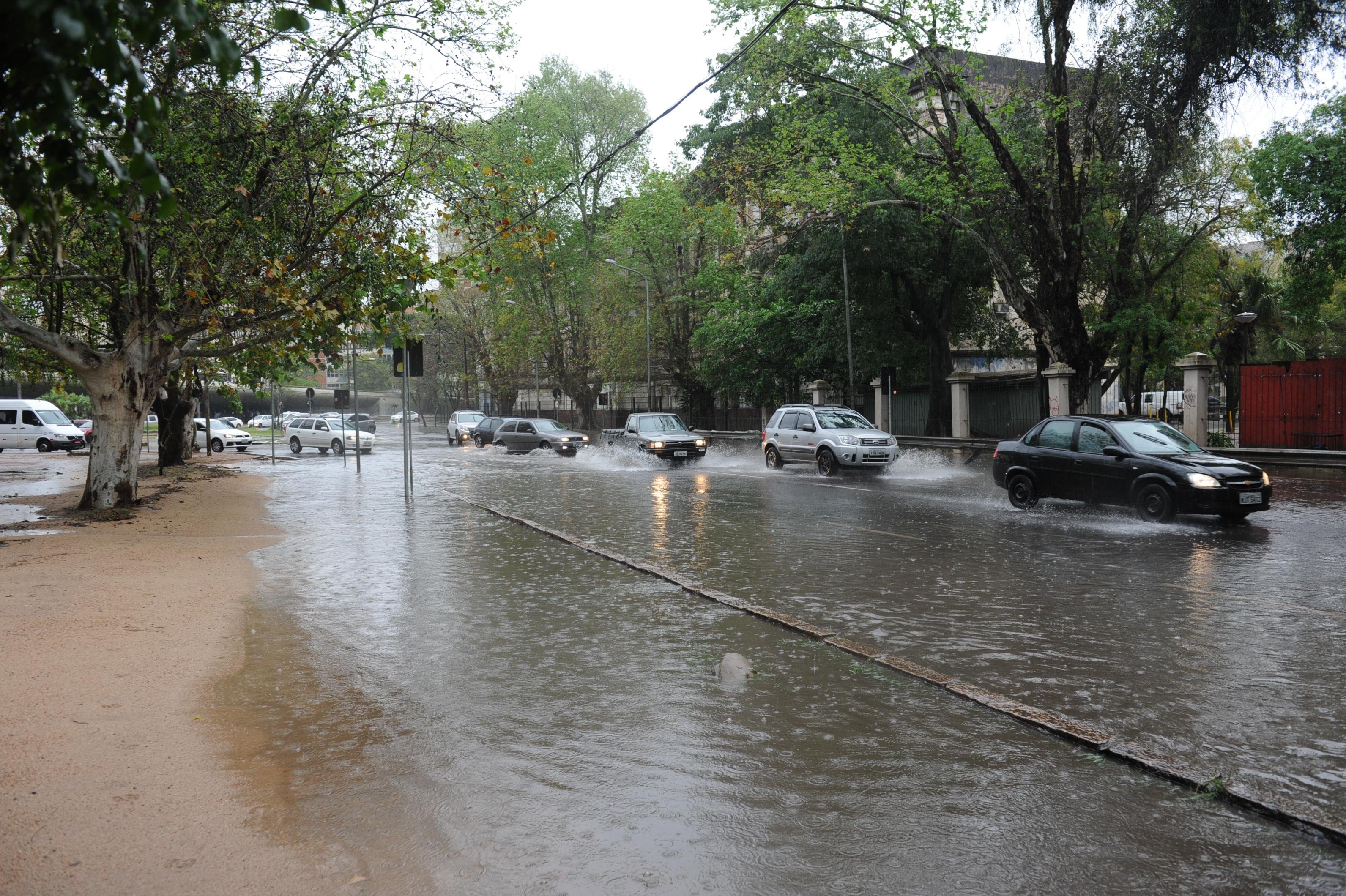 Chuva alagou vias em Porto Alegre