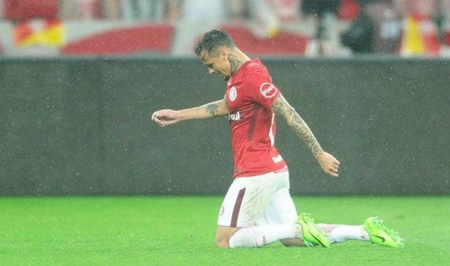 Alem&atilde;o pagou promessa ao atravessar o gramado do Beira-Rio