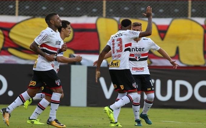 S&atilde;o Paulo bate Vit&oacute;ria em Salvador e ganha f&ocirc;lego na luta contra o rebaixamento