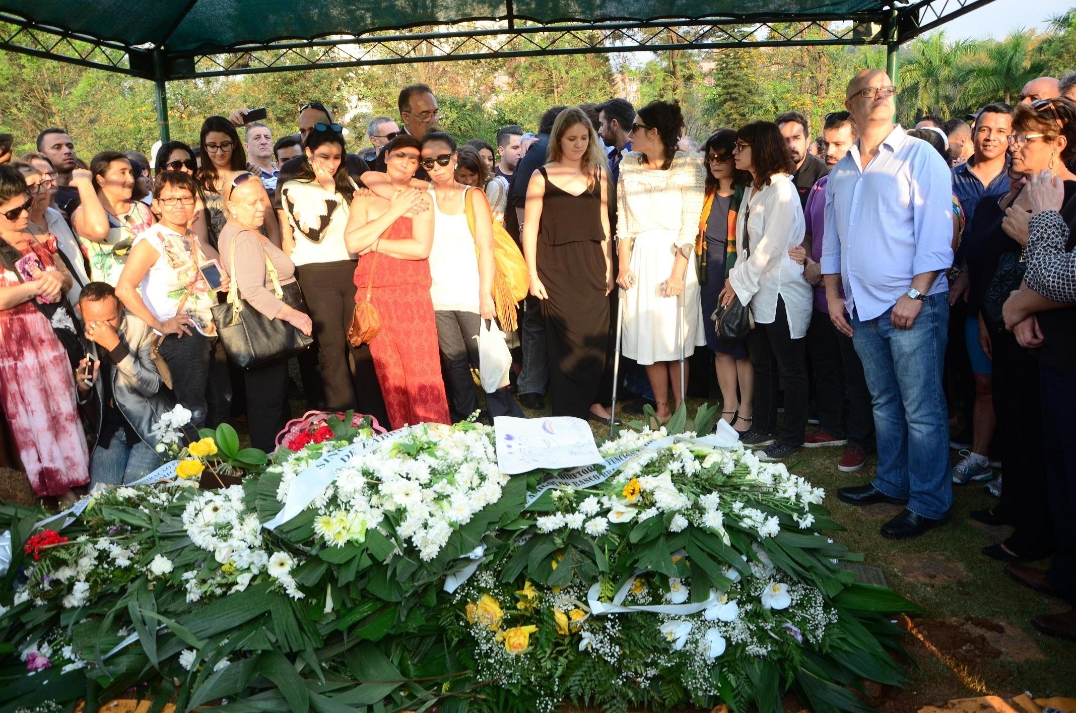 Corpo do jornalista foi sepultado no fim da tarde deste domingo, em S&atilde;o Paulo