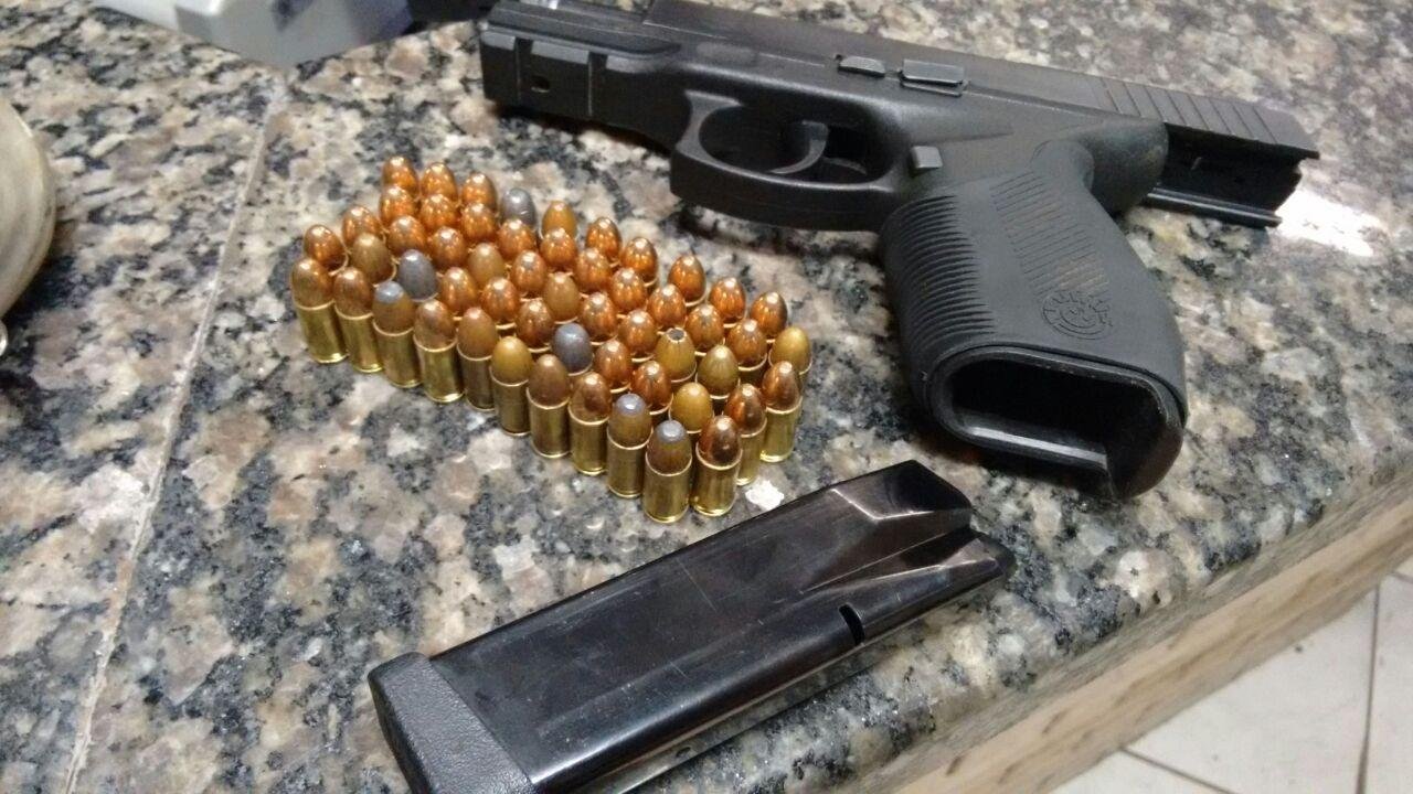 Mais de 50 cartuchos de muni&ccedil;&atilde;o foram apreendidos