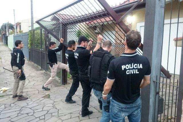 Cerca de 250 policiais de diversas delegacias participam da a&ccedil;&atilde;o