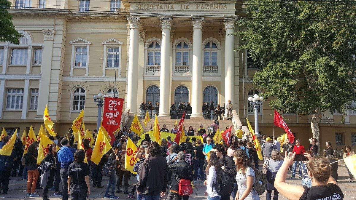 Professores fizeram caminhada pelo Centro de Porto Alegre 