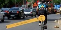 Ciclistas realizaram ato para alertar distâncias para motoristas
