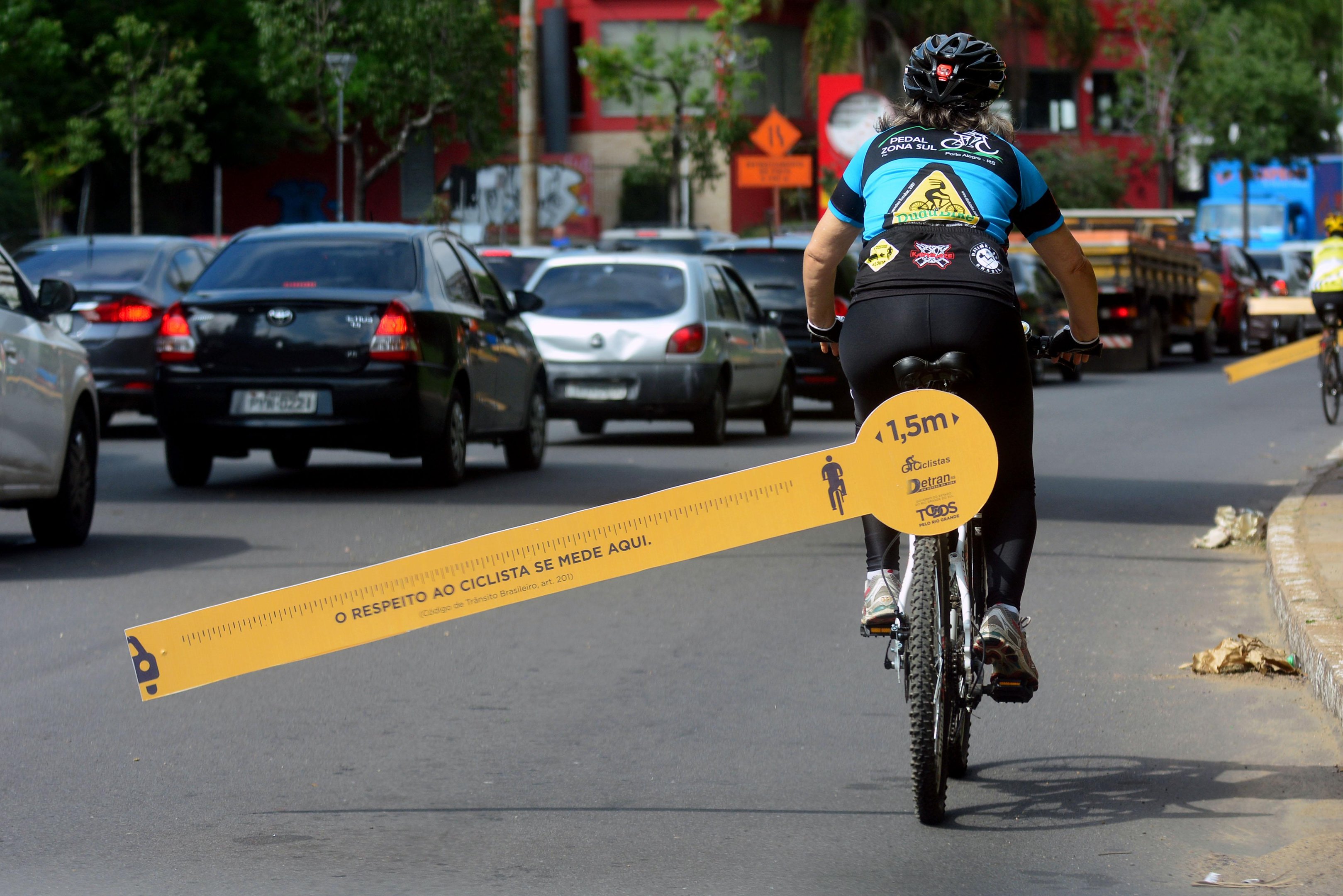Ciclistas realizaram ato para alertar dist&acirc;ncias para motoristas