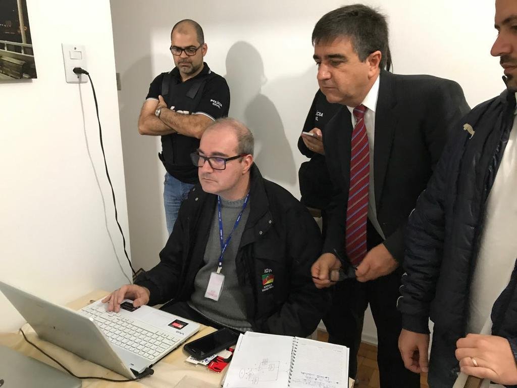 Policiais apreenderam mais de 12 mil fotos na casa do estudante
