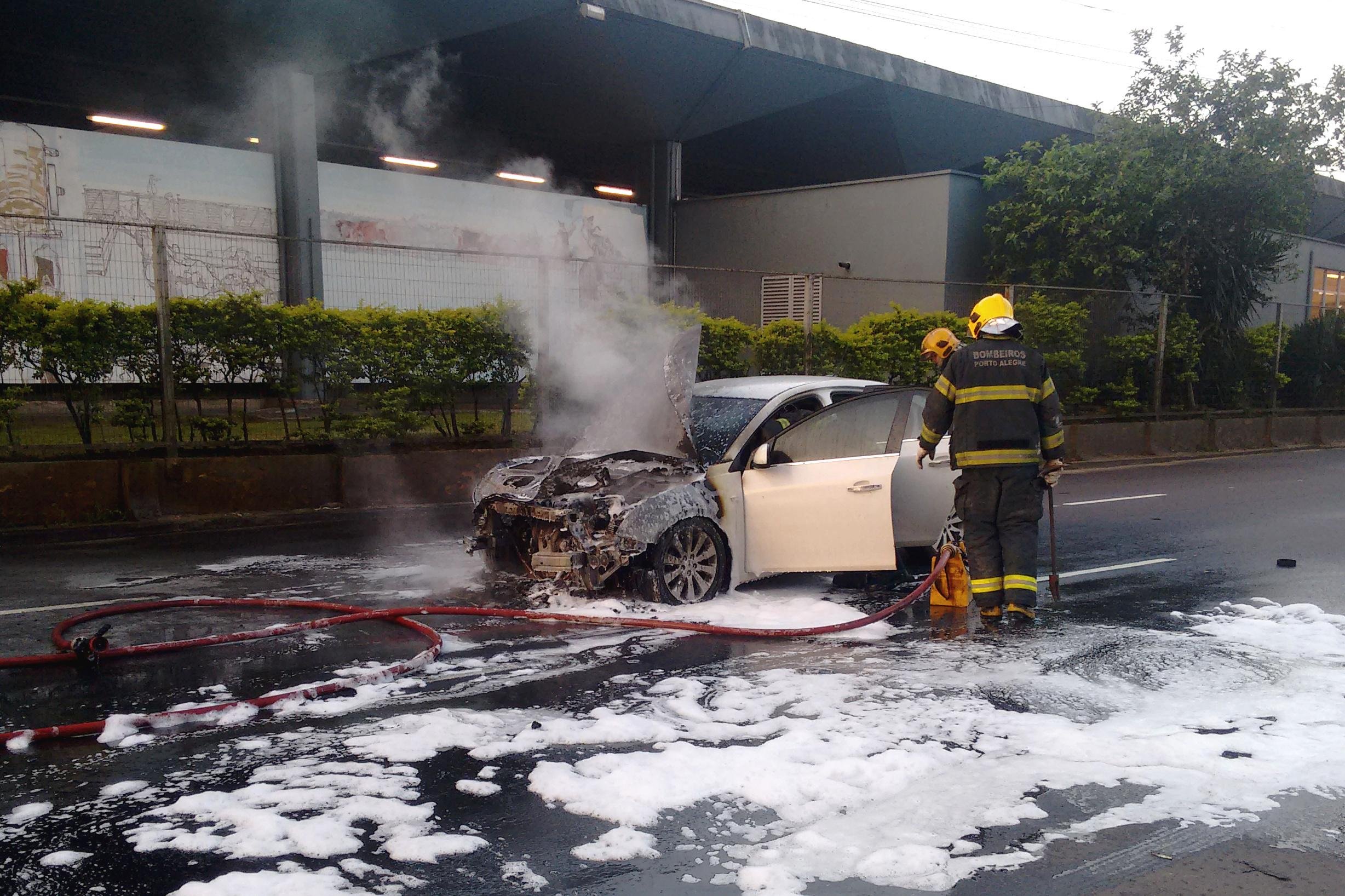 Motorista relatou que ve&iacute;culo se incendiou sem aviso quando trafegava na via