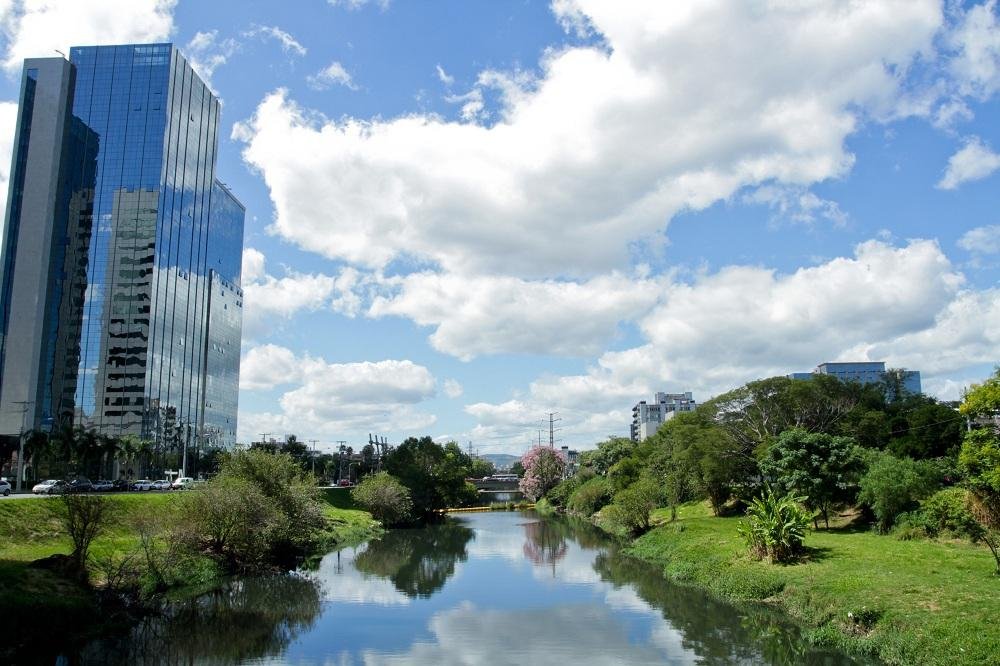 Feriado farroupilha ser&aacute; de sol e nuvens em Porto Alegre