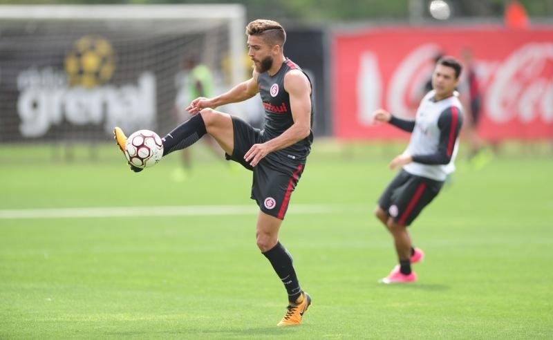 Winck deixa treino do Inter com dores e vira d&uacute;vida 