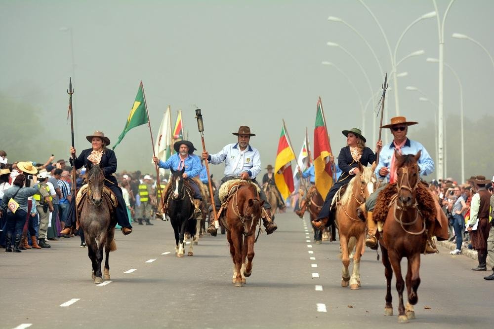 Desfile ocorreu na avenida Beira-Rio na manh&atilde; desta quarta