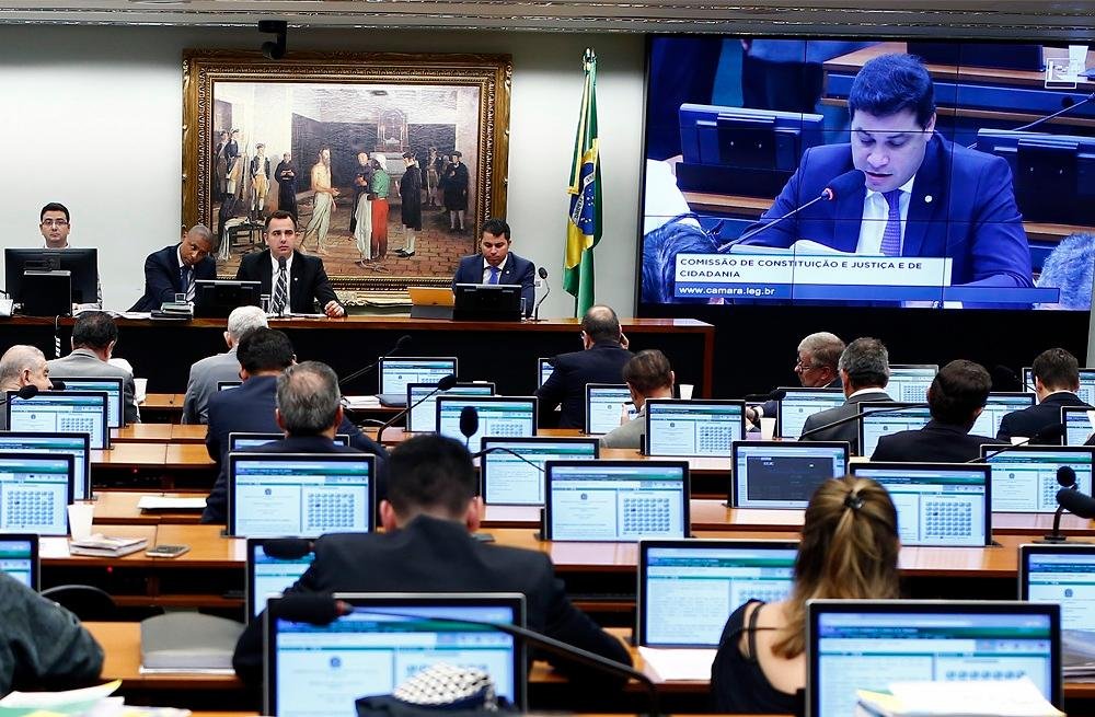 Com vota&ccedil;&otilde;es no plen&aacute;rio da C&acirc;mara, vota&ccedil;&atilde;o de PEC que barra aborto &eacute; adiada 
