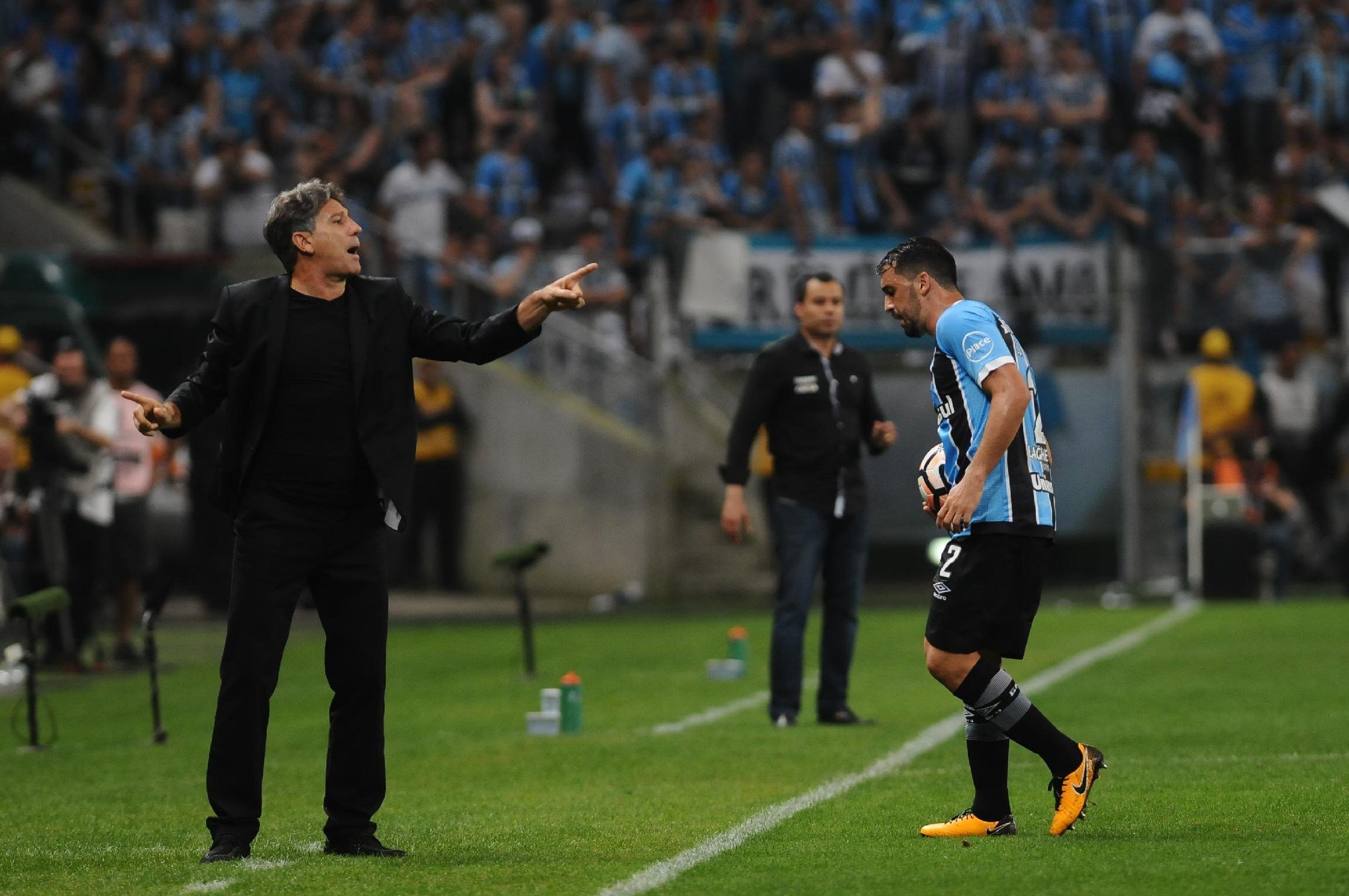 Presidente do Gr&ecirc;mio elogiou treinador