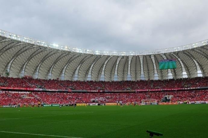 H&aacute; uma pequena &aacute;rea sem cadeiras no Beira-Rio que fica atr&aacute;s de uma das goleiras e sua capacidade &eacute; para cerca de 1 mil torcedores