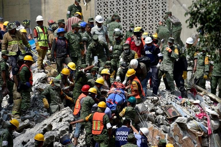 Socorristas buscam menina com vida dentro do pr&eacute;dio 