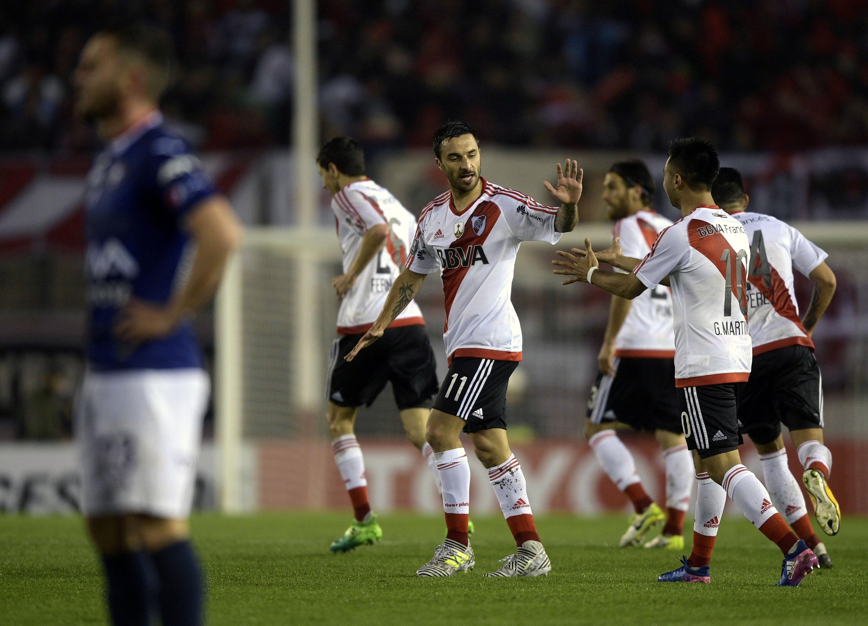 Argentinos aplicaram 8 a 0 com requintes de crueldade para reverter derrota no jogo de ida
