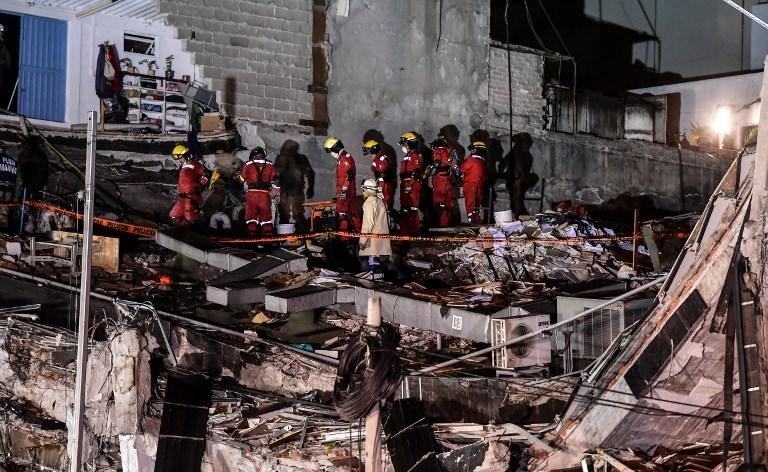 Dos quase 40 edif&iacute;cios que desabaram na capital, pelo menos em quatro as m&aacute;quinas pesadas j&aacute; come&ccedil;aram a remover escombros ap&oacute;s a localiza&ccedil;&atilde;o dos &uacute;ltimos ocupantes, a maioria sem vida