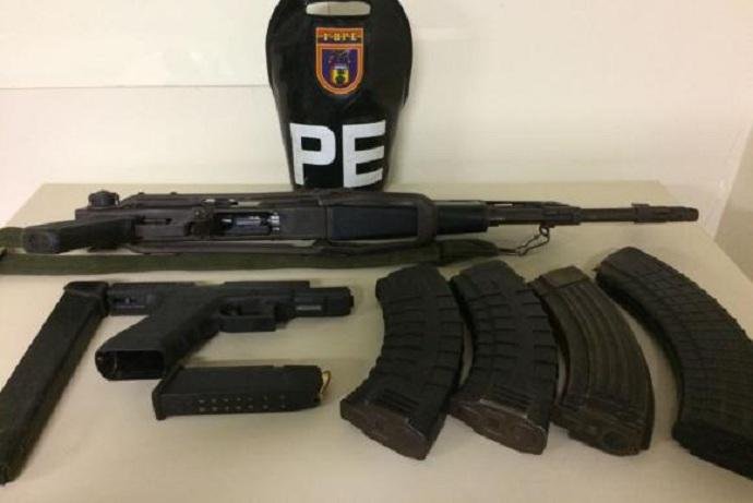 Al&eacute;m do fuzil AK47, a Pol&iacute;cia do Ex&eacute;rcito apreendeu carregadores pistola e muita muni&ccedil;&atilde;o