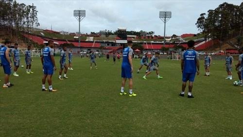 Renato deve colocar um time misto em campo neste domingo