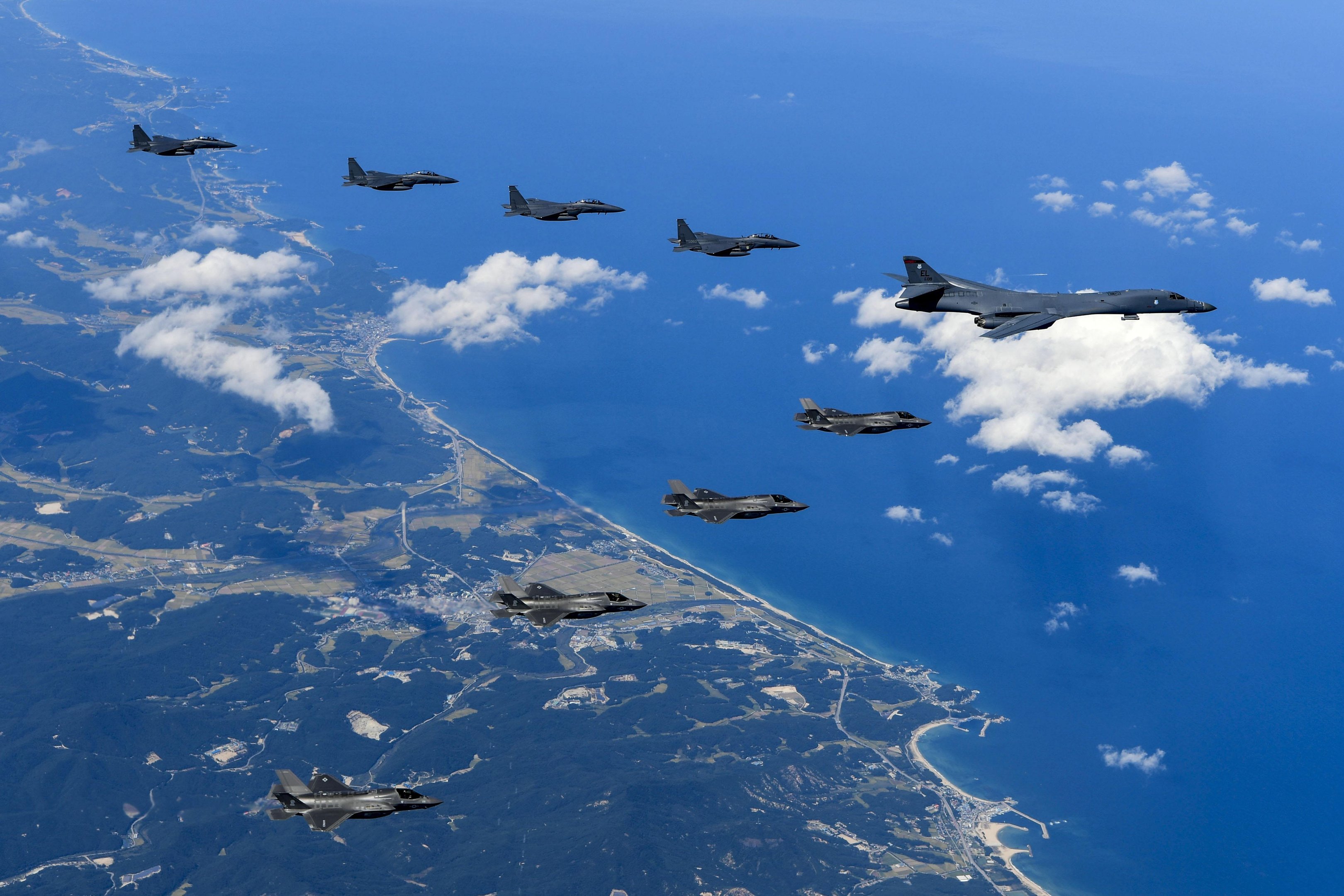 Bombardeiros dos EUA voam pr&oacute;ximo ao litoral da Coreia do Norte