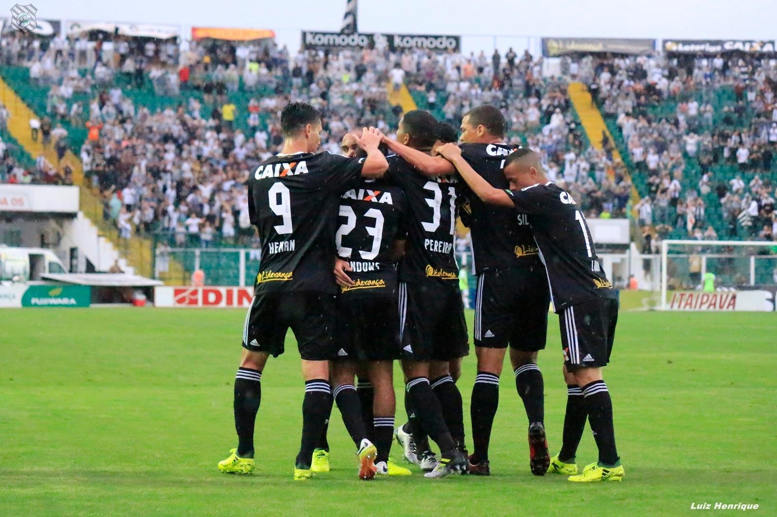 Atacante sul-africano Ty Sandows, ex-Gr&ecirc;mio, marcou o segundo gol