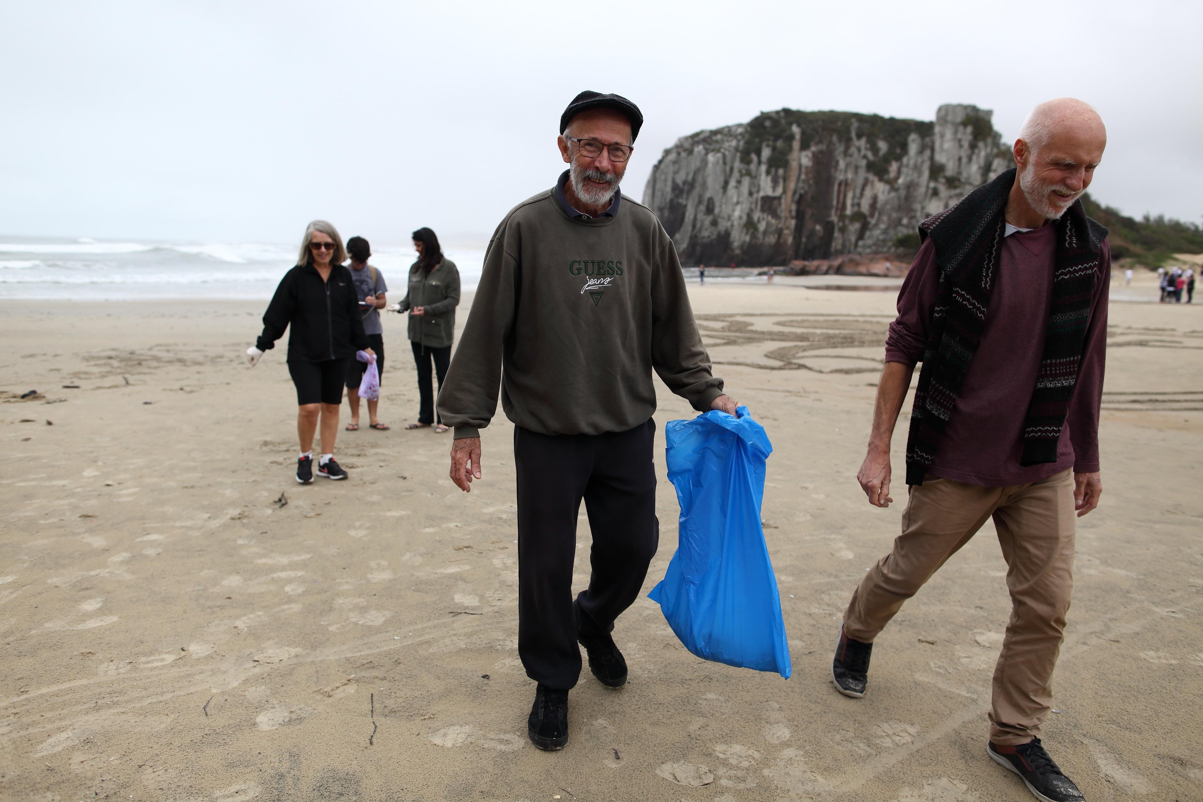 A&ccedil;&atilde;o na Praia da Guarita alerta sobre uso de pl&aacute;sticos perto do mar