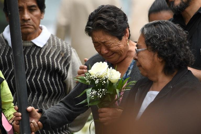 Flores e velas foram espalhadas pela capital; buscas seguem, mas esperan&ccedil;a de encontrar pessoas vivas diminui