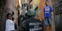 Comunicade reclama de arrombamentos e excessos em revistas no cerco à favela