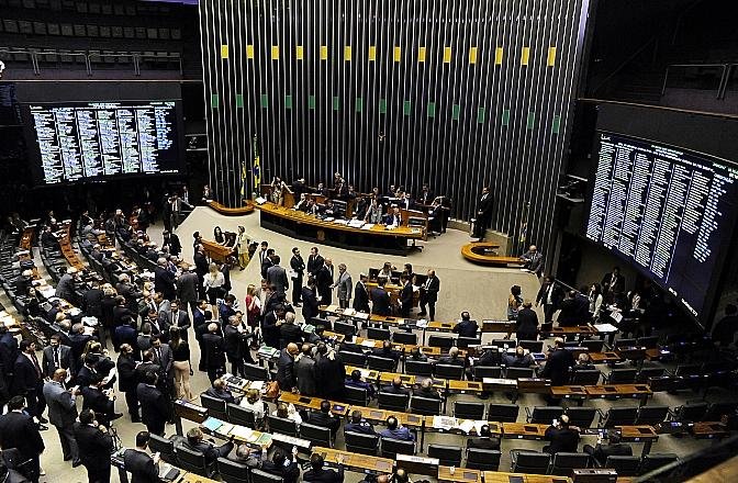 Pol&iacute;ticos t&ecirc;m pressa para chegar a um consenso, especialmente sobre a cria&ccedil;&atilde;o de um fundo p&uacute;blico para o financiamento de campanhas