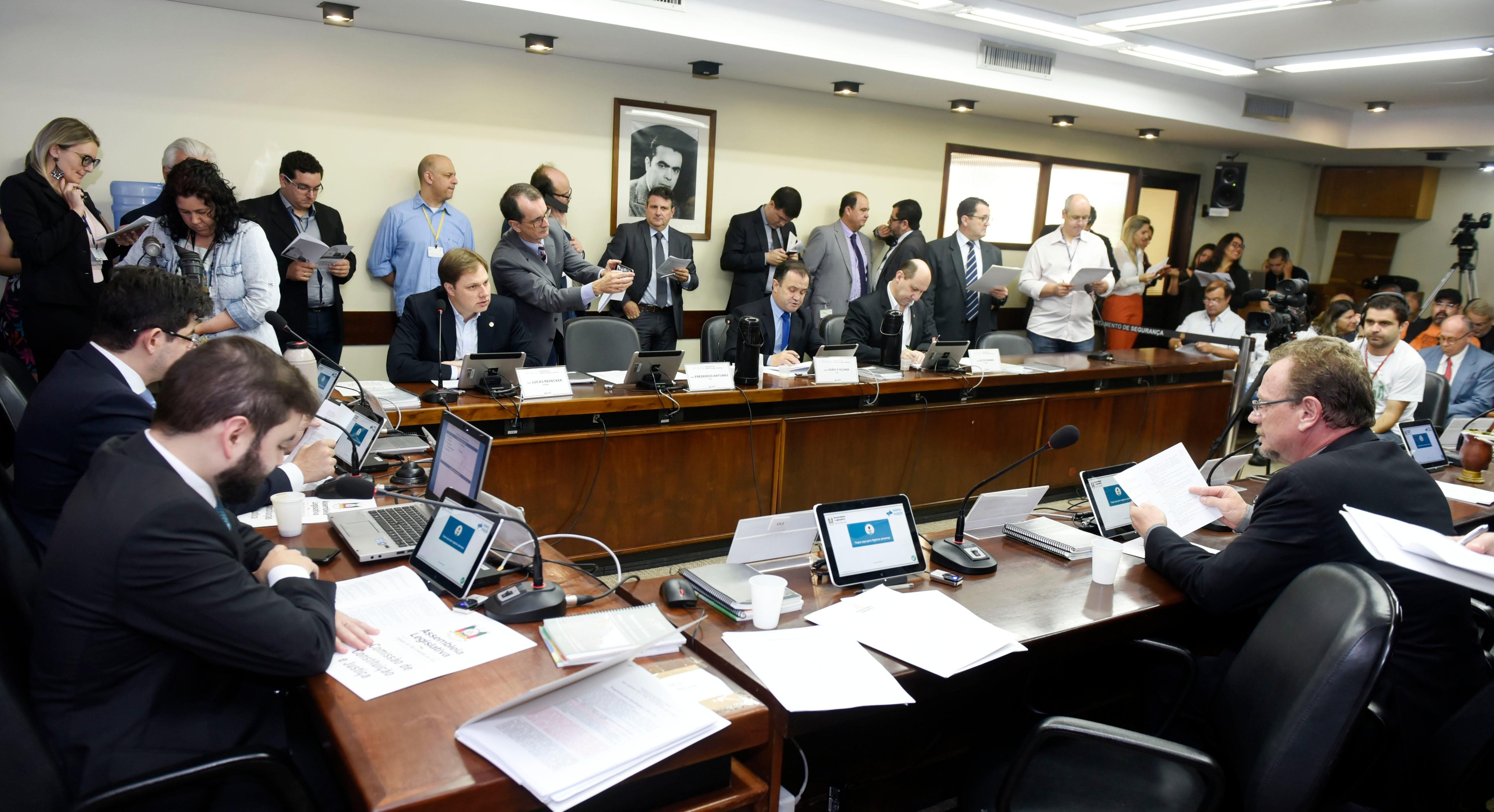 Falta de qu&oacute;rum impede pela quarta vez leitura de relat&oacute;rio sobre plebiscito de estatais