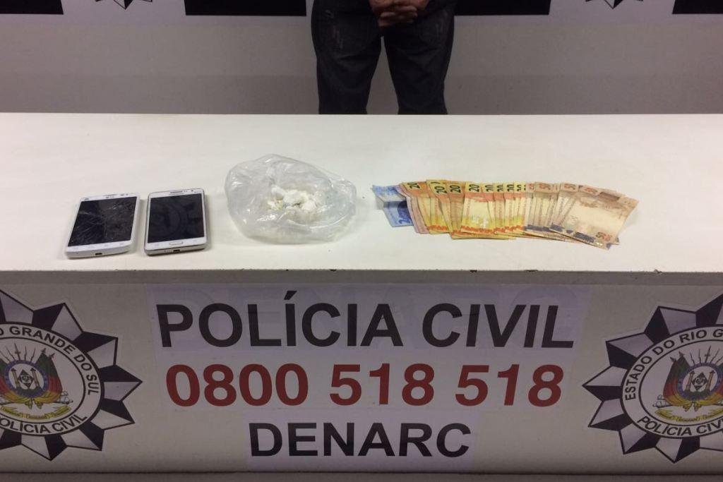 Na resid&ecirc;ncia dele, os policiais civis encontraram e recolheram cerca de 100 gramas do entorpecente 