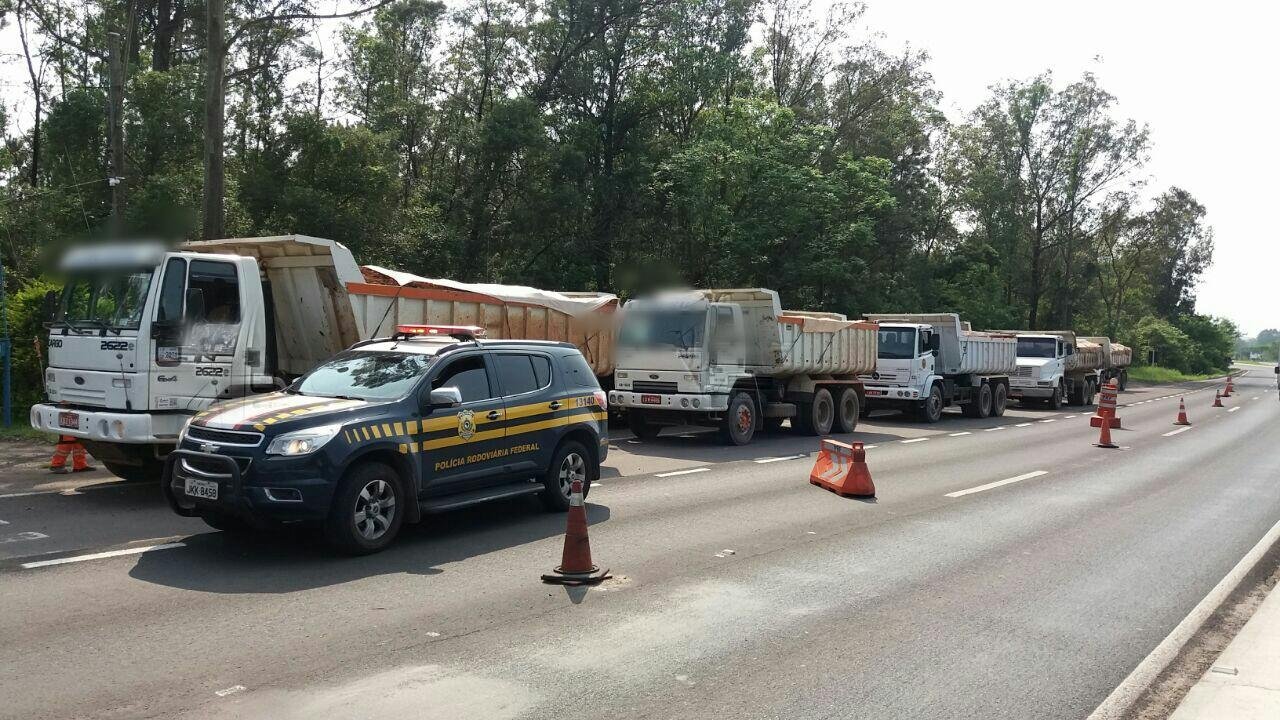 Nove caminh&otilde;es foram flagrados com excesso de peso na BR 386