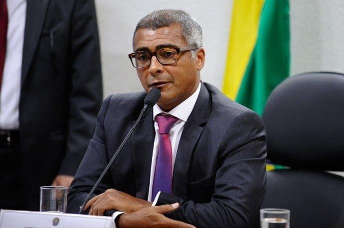 Rom&aacute;rio anuncia pr&eacute;-candidatura ao governo do Rio