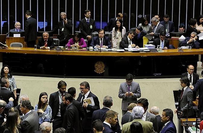 PL estabelece que podem ser negociados temas como condi&ccedil;&otilde;es de trabalho, plano de sa&uacute;de e aposentadoria