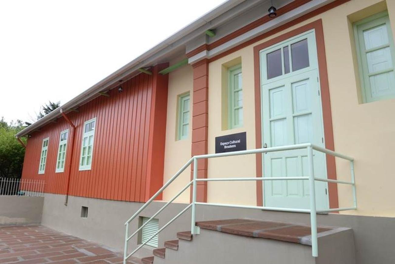 Antiga casa, que fica ao fundo do p&aacute;tio da institui&ccedil;&atilde;o, ser&aacute; reformada