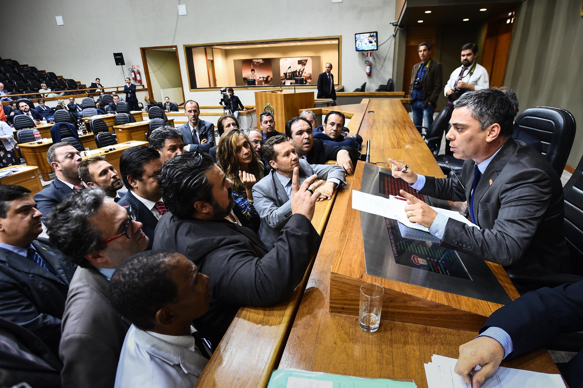 Sess&atilde;o durou mais de 15 horas e analisou 42 emendas antes da vota&ccedil;&atilde;o principal